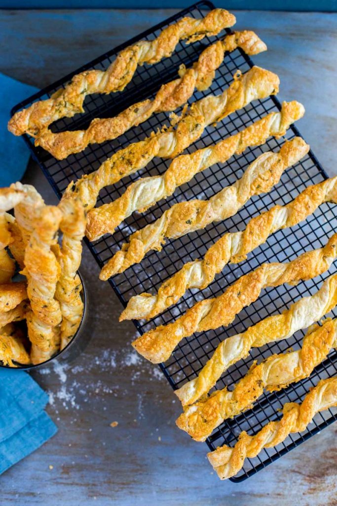 How to make crispy cheese straws from scratch.