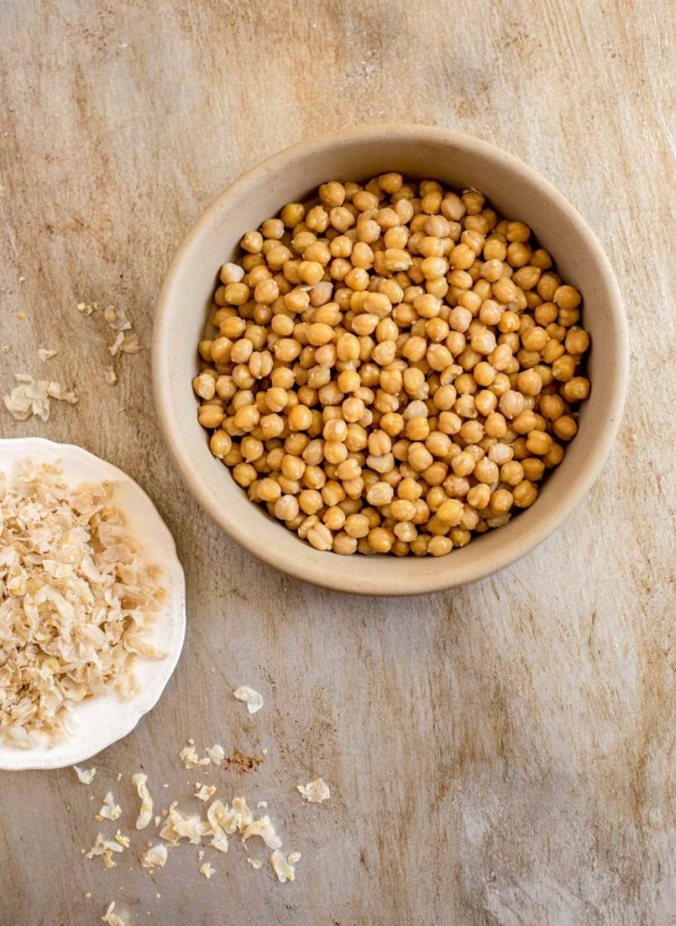 How to remove the skins from chickpeas (garbanzo beans).
