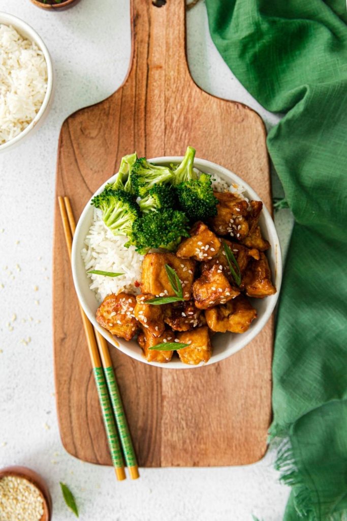 Sweet chili tofu garnished with sesame seeds and green onions. Served with white rice and broccoli.