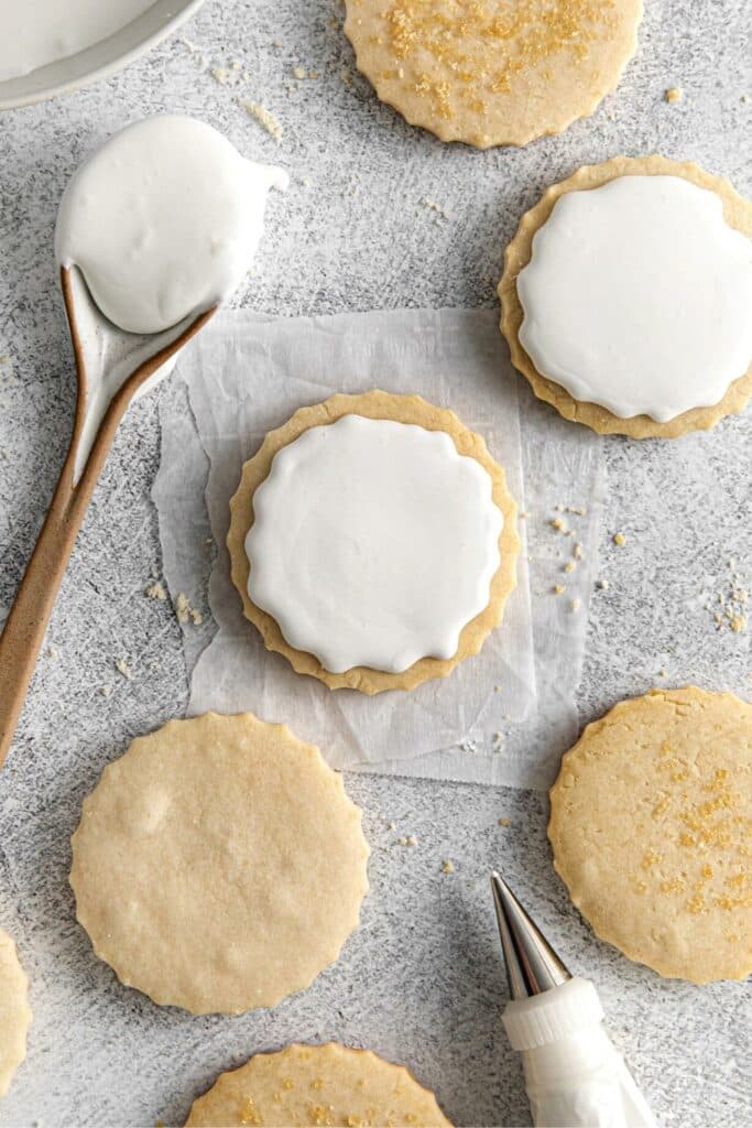 How to frost sugar cookies with royal icing.